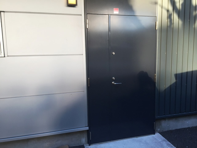 事務所ドア改修工事　スチールフラッシュドアからスチール框ドアへ取替　名古屋市南区